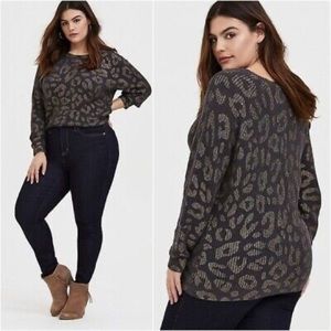 𝅺PLUS size Grey leopard print sweater